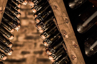 Champagne gyűjtemény látványos tárolása a borospincében