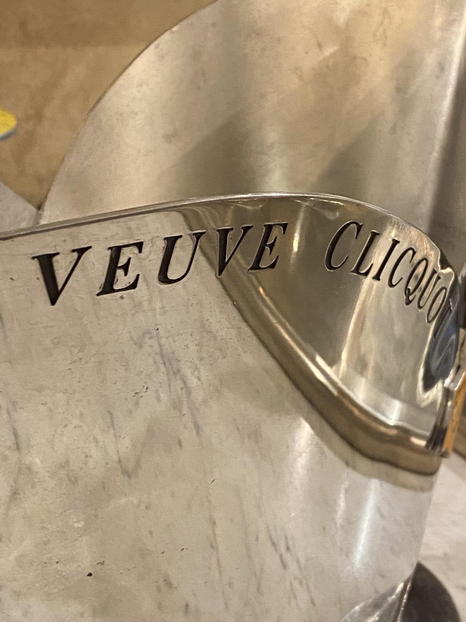 an_extremely_rare_veuve_clicquot_metal_ice_bucket_cooler_champagneclub_hu_vcp_ponsardin_6.jpg