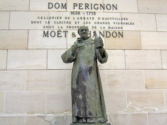 dom_perignon_szobra_champagne_club.jpg