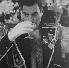 freddie_mercury_champagne_drink_igy_itta_a_pezsgot_freddy_queen_11.JPG