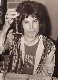 freddie_mercury_champagne_drink_igy_itta_a_pezsgot_freddy_queen_12.JPG