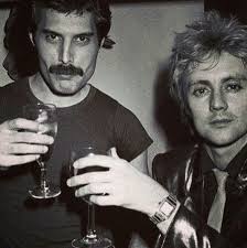 freddie_mercury_champagne_drink_igy_itta_a_pezsgot_freddy_queen_9.JPG