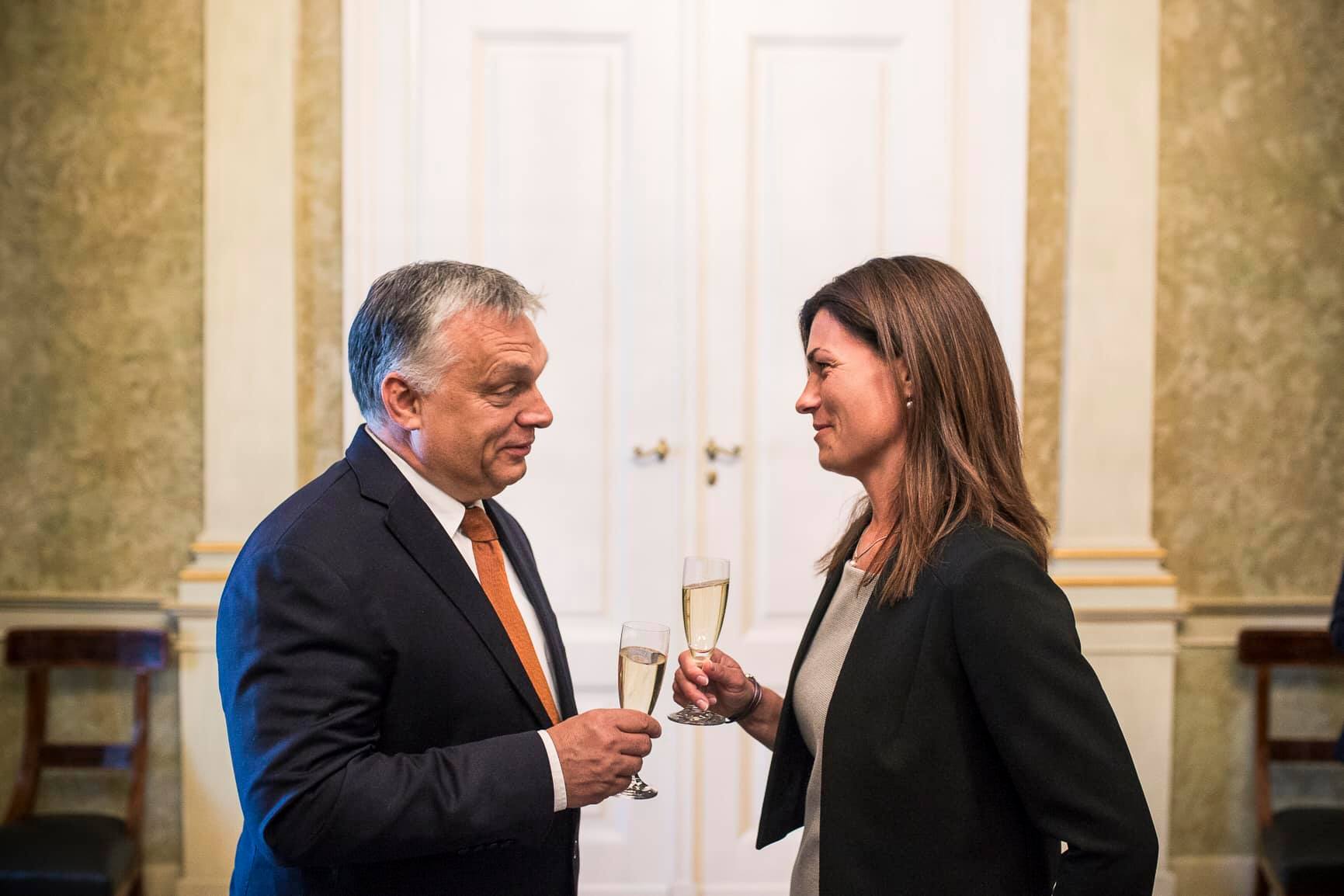 hogyan_fogjak_a_pezsgos_champagne_poharukat_a_vilag_vezetoi_orban_viktor.JPG