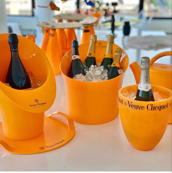 ikonikus_veuve_clicquot_champagne_ajandektargyak_relikviak_barkellekek_pezsgo_felszerelesek_2.jpg