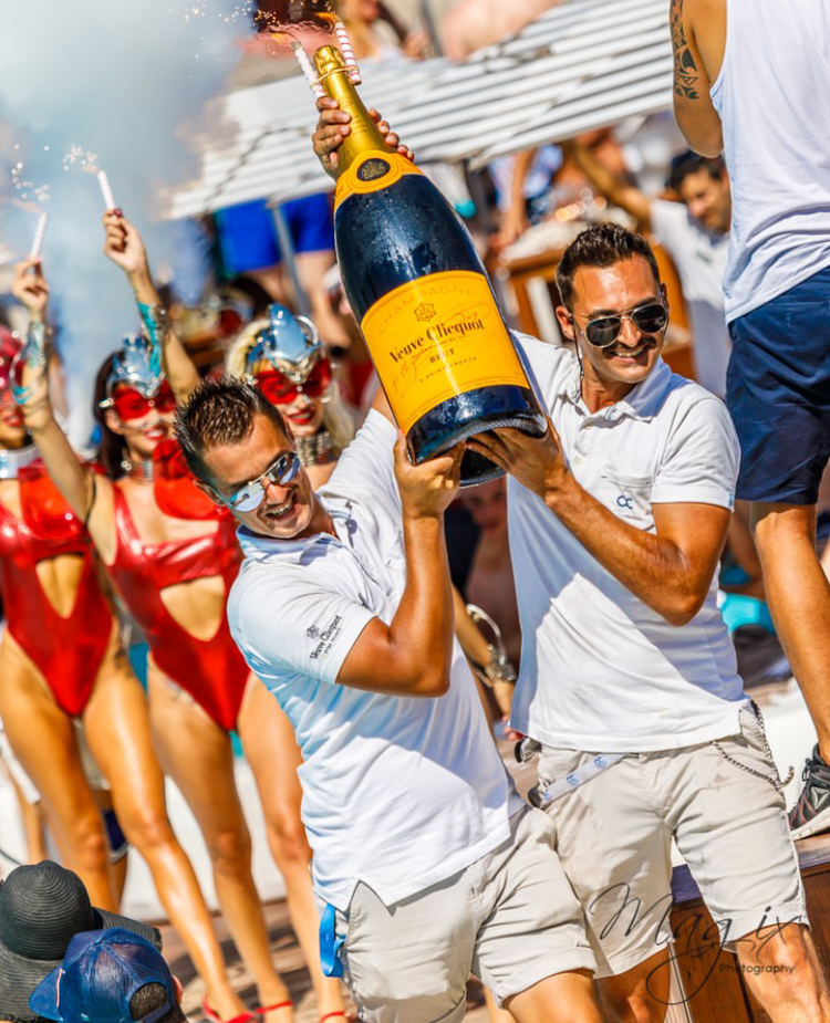induljon_a_party_veuve_clicquot_champagne_orulet_marbellan_-champagne_club_1.PNG