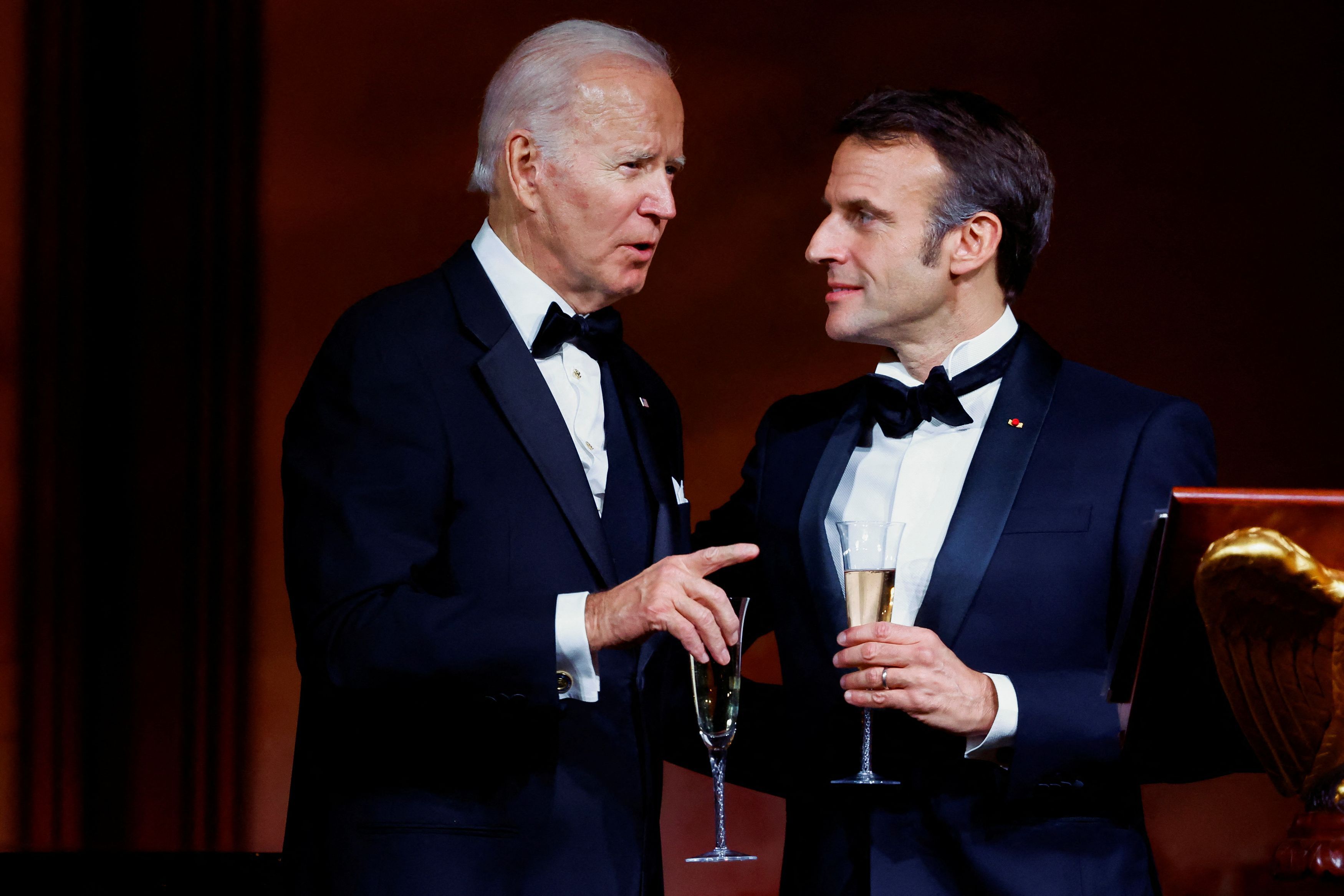 ket_neveletlen_vilagfi_biden_macron_es_a_pezsgospohar_2.JPG