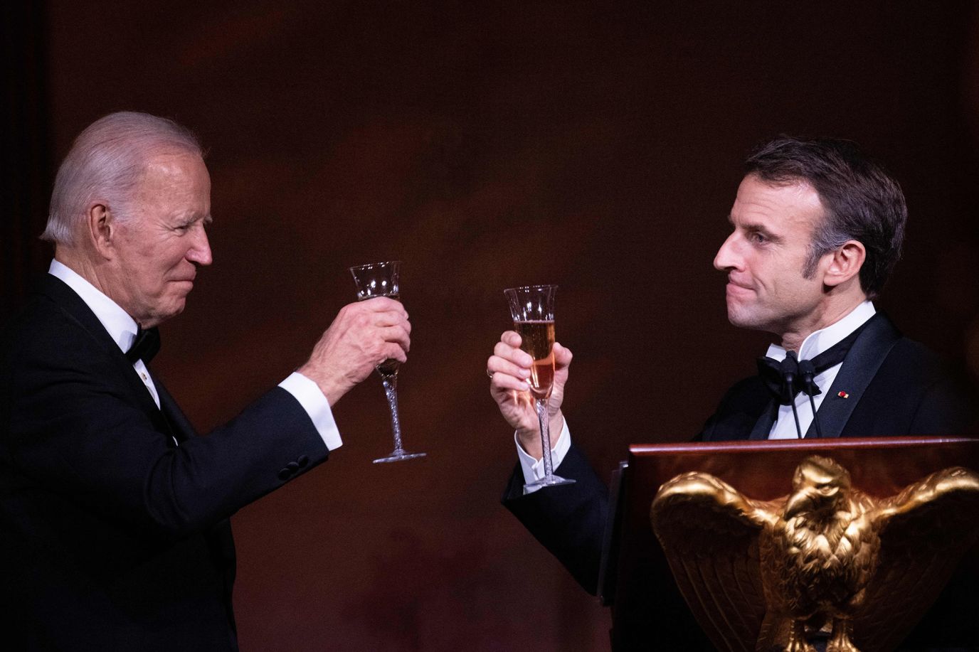 ket_neveletlen_vilagfi_biden_macron_es_a_pezsgospohar_3.jpg