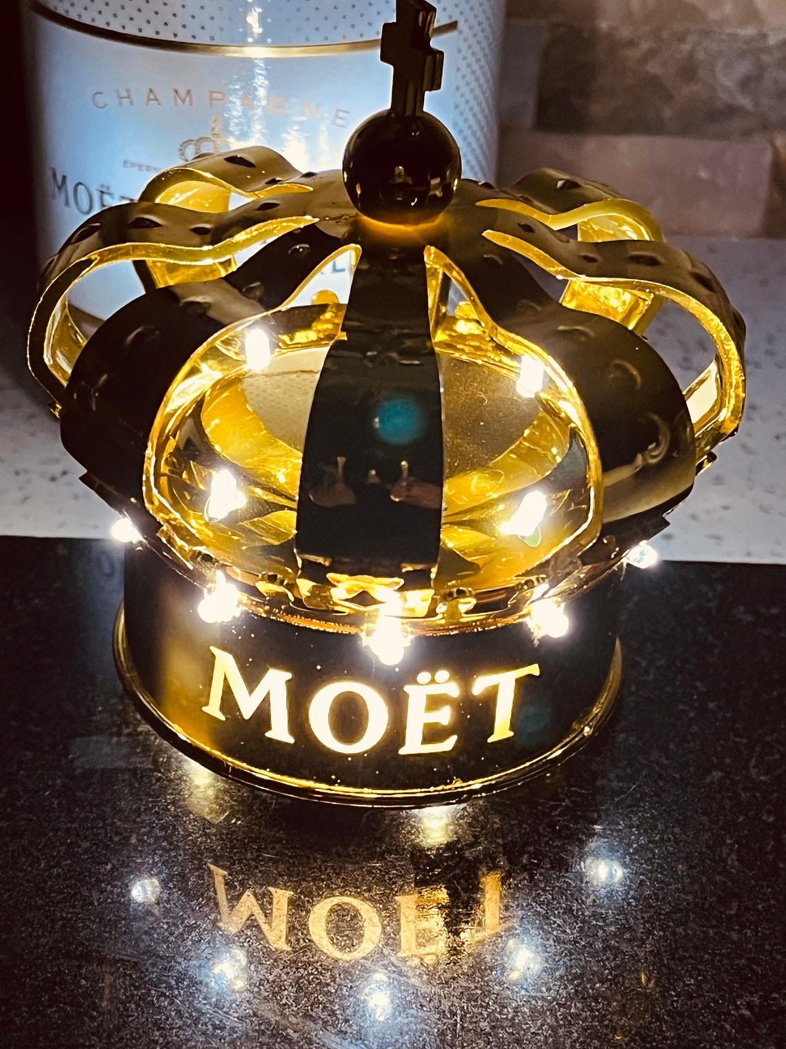 moet_chandon_champagne_flashing_crown_bottle_stopper_decoration_1.jpg