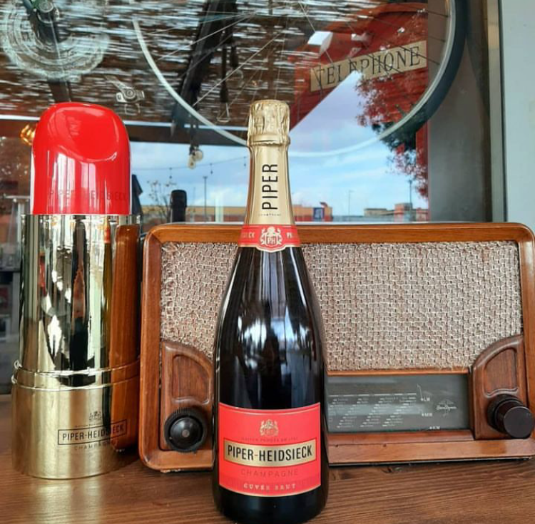 piper-heidsieck_cuvee_brut_champagne_75cl_lipstick_gift_box_ajakruzs_es_pezsgo_champagneclub_4.PNG