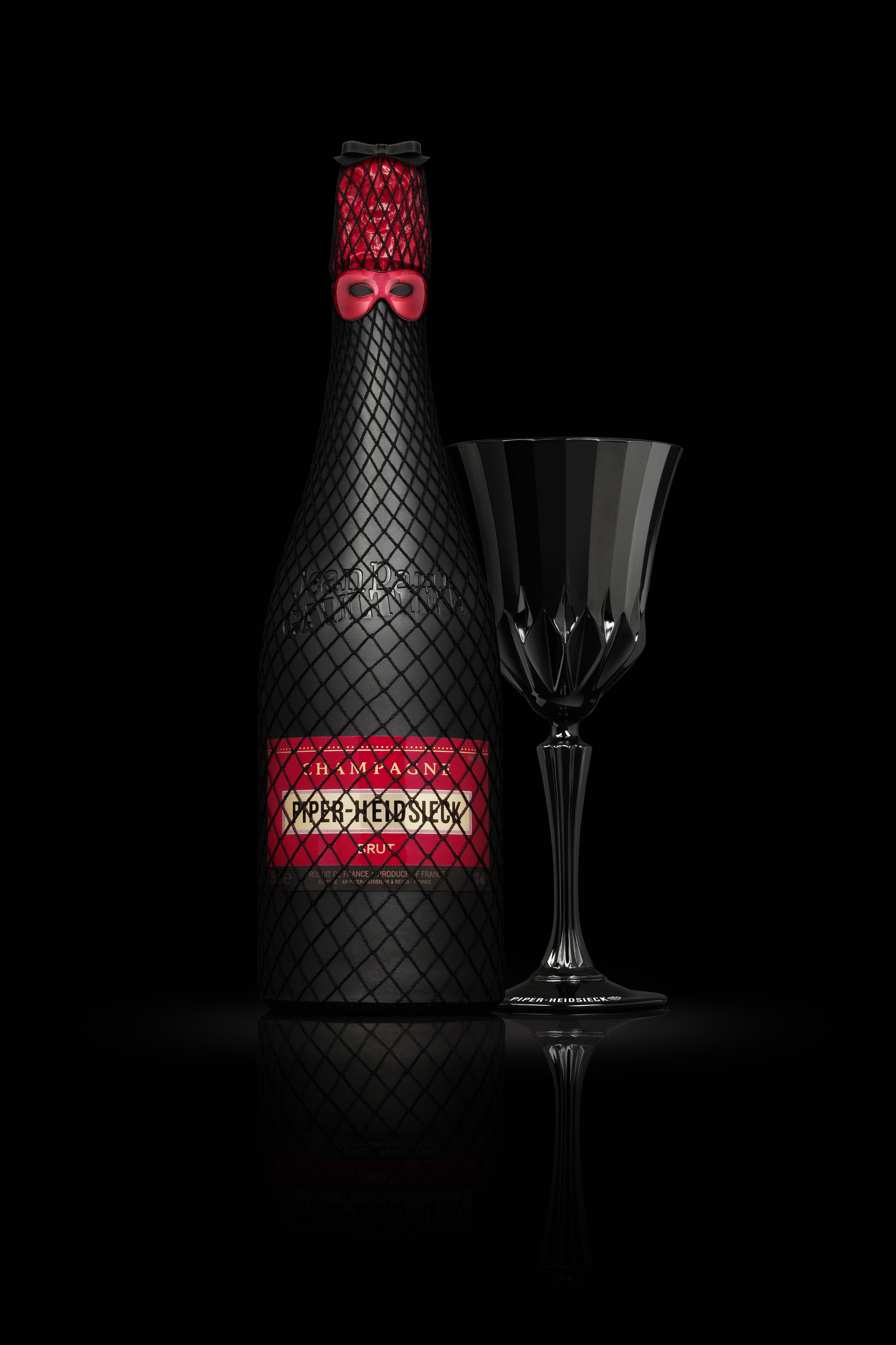 piper-heidsieck_par_jean-paul-gaultier_bouteille_et_verre_black_uveg.jpg