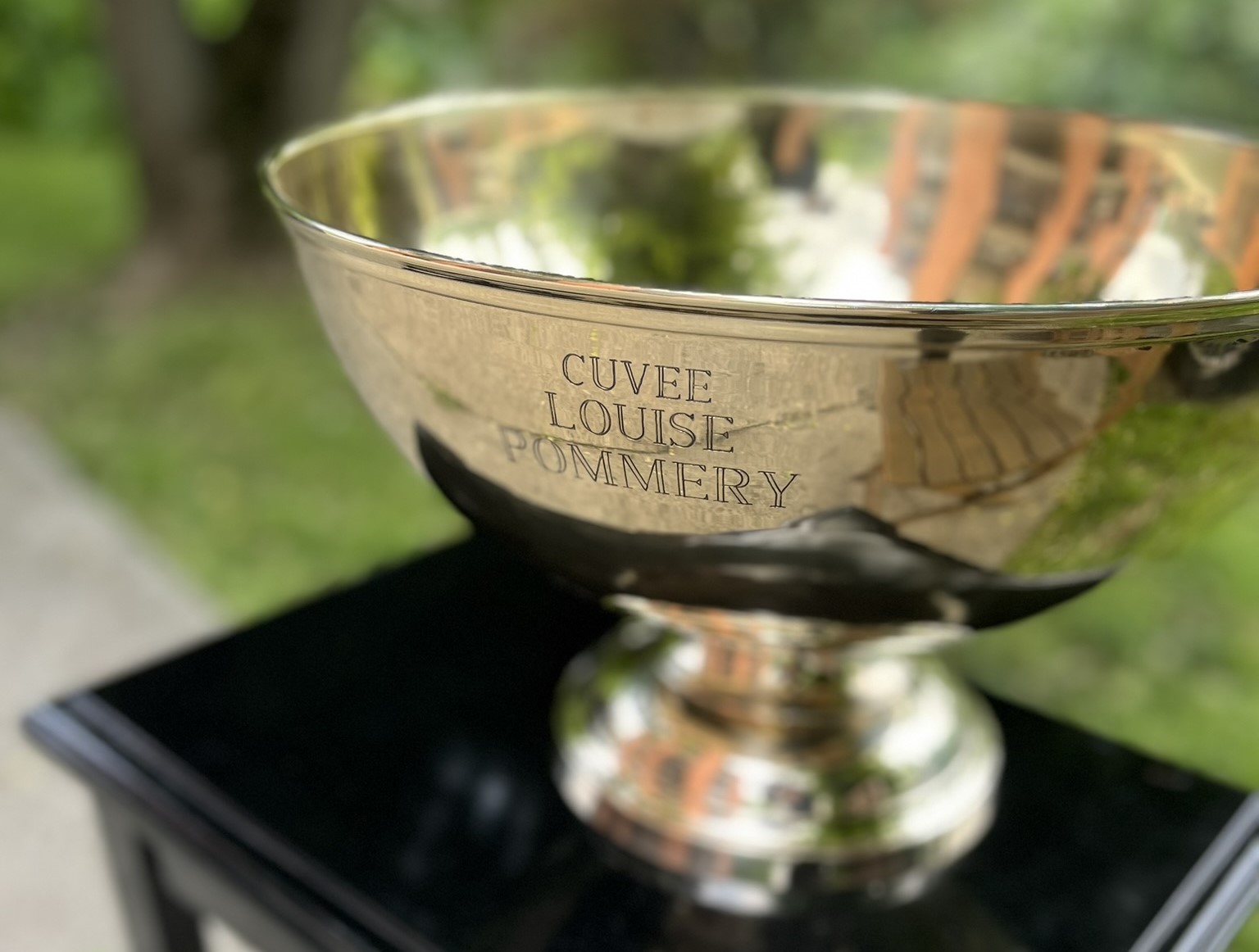 vintage_polirozott_rez_7_palackos_labakon_allo_jegvodor_cuvee_louise_pommery_pezsgohoz_az_1980-as_evekbol.JPEG