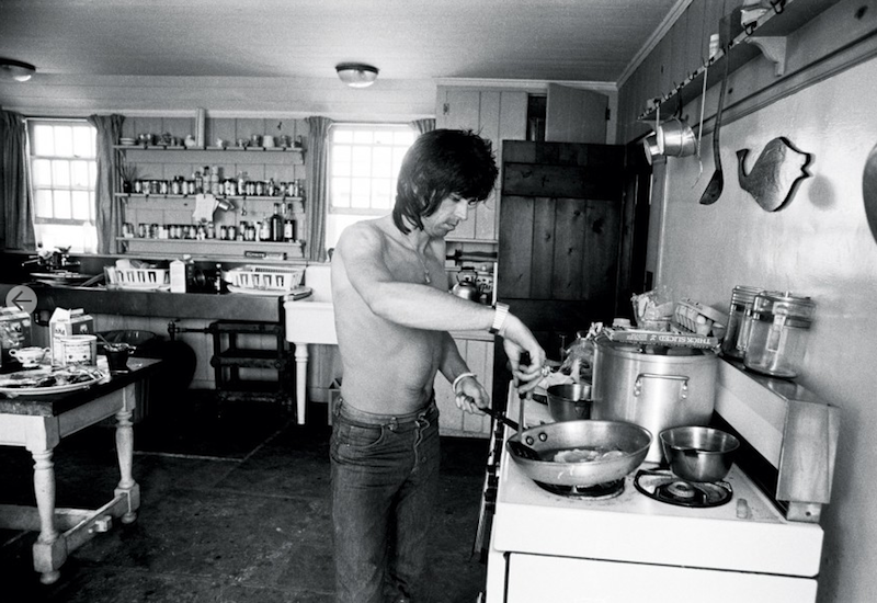 Keith-Richards-cooking-in-the-kitchen-of-Andy-Warhol’s-Montauk-home-where-The-Rolling-Stones-were-rehearsing-for-their-1975-Tour-of-the-Americas.-–-Image-by-©-Ken-Regan-copie.png