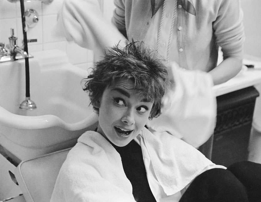 audrey-hepburn-1953-washing-hair-mark-shaw-1.jpg