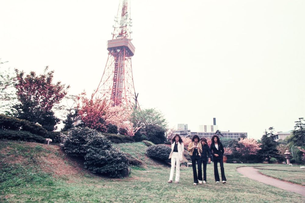 rock-stars-as-tourists-in-japan-1970s-80s-19.jpg