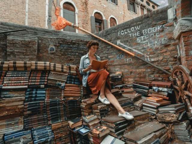 Kis gömböcként zabálja fel az angol nyelv a világot