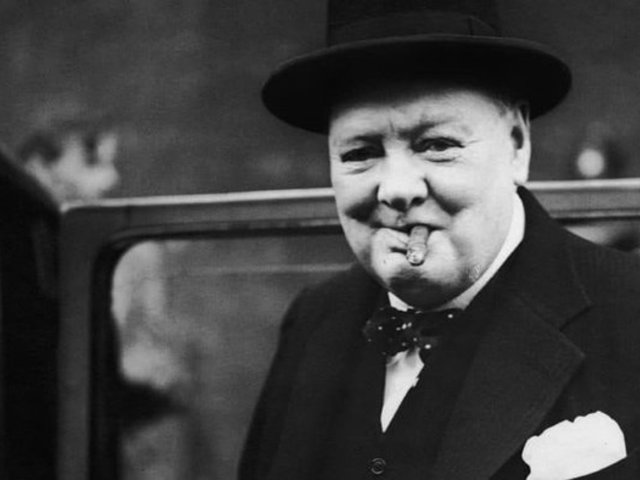 Churchill nehezen viselte, hogy a fronton csak teát és sűrített tejet ihatott... whiskey helyett