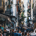 Nápolyi kötelező: a spanyol negyed és a történelmi belváros szűk utcái