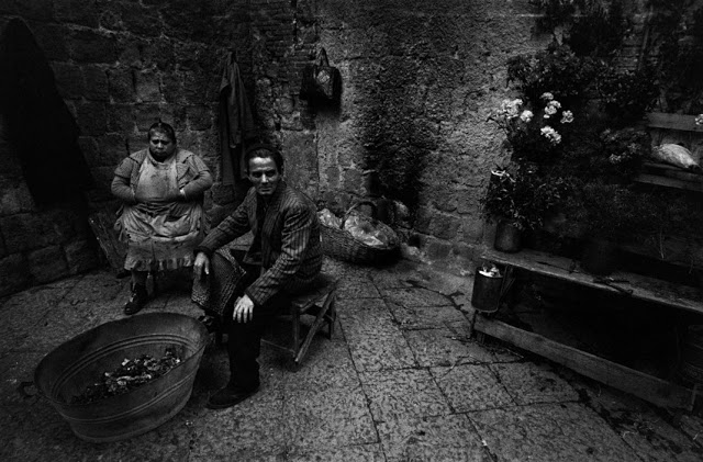 the-italians-by-bruno-barbey-27.jpg