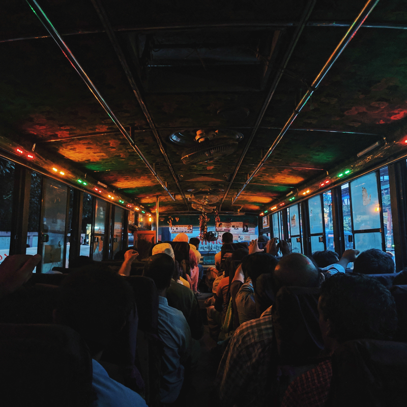 Hogy lehet kibírni 12 órát egy ázsiai buszon?