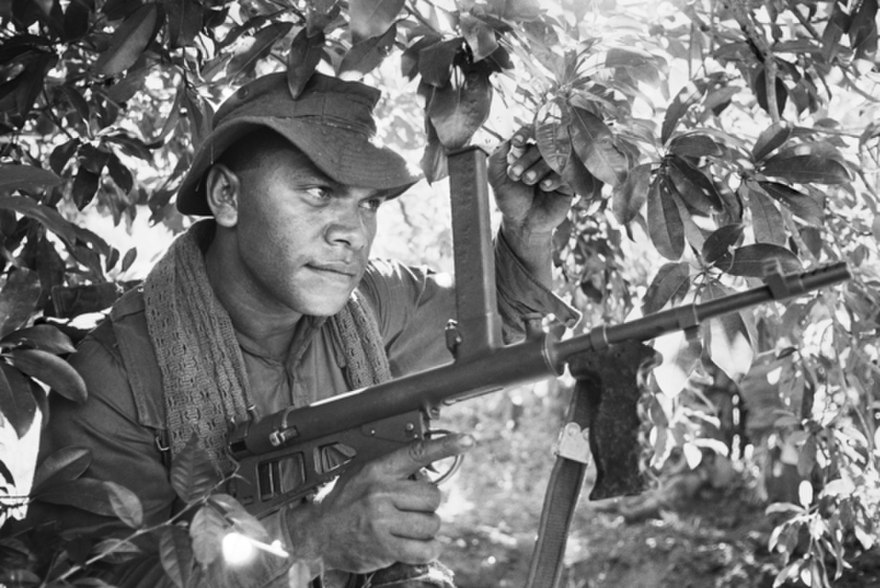 880px-6_rar_soldier_armed_with_an_owen_gun_in_south_vietnam_during_1966.jpg