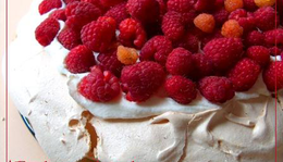 Pavlova-torta málnával