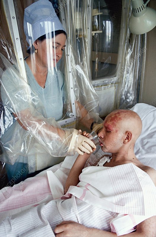 Archív fotó egy sugárbeteg ápolásáról