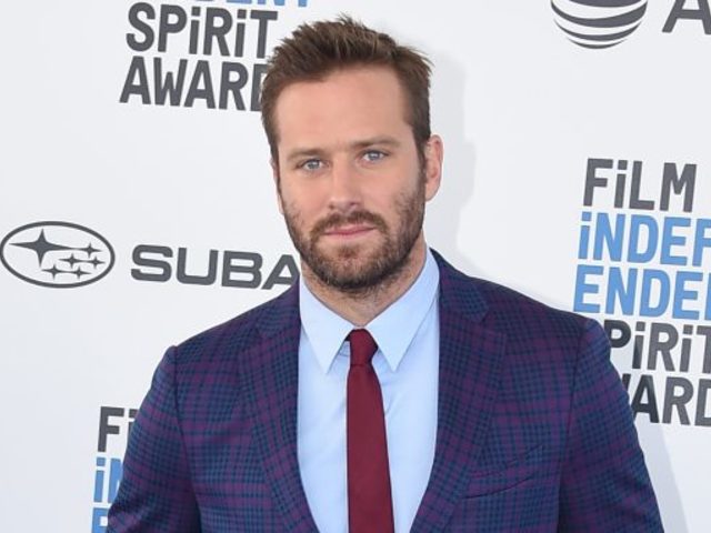 Armie Hammer online zaklatás miatt távozik új filmjéből