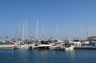 Limassol Marina - luxusjachtok és gyorséttermek