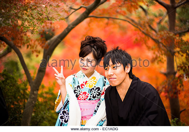 young-japanese-couple-in-traditional-costume-enjoying-the-autumn-color-ec1adg.jpg