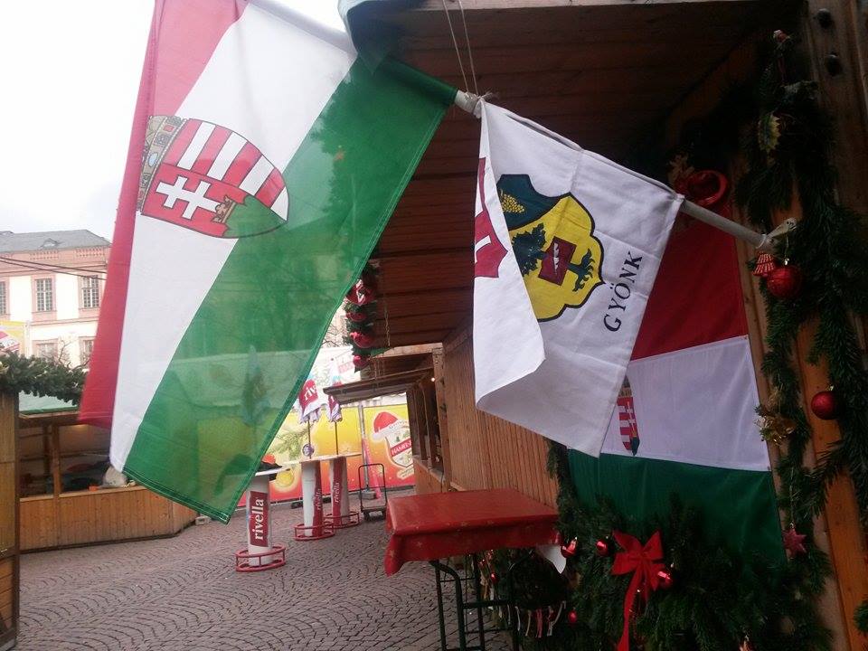 A kézzel festett és a gyári zászlók