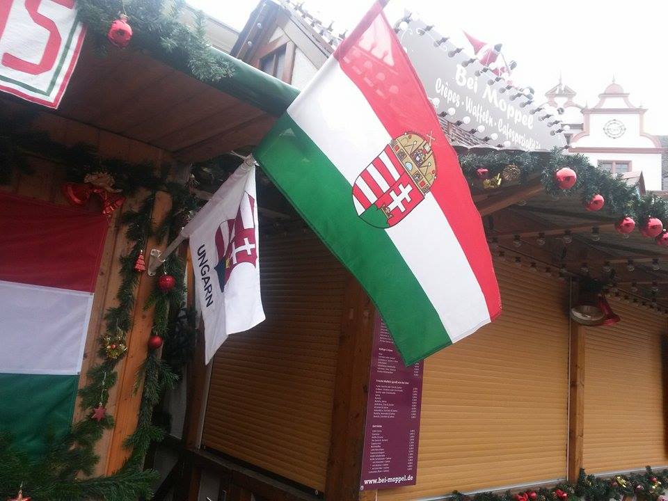A kézzel festett és a gyári zászlók