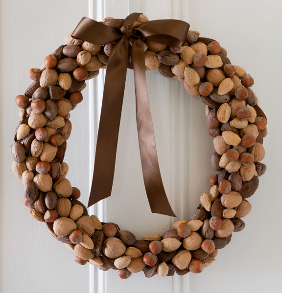 christmas wreath walnut yankeemagazinecom.jpg