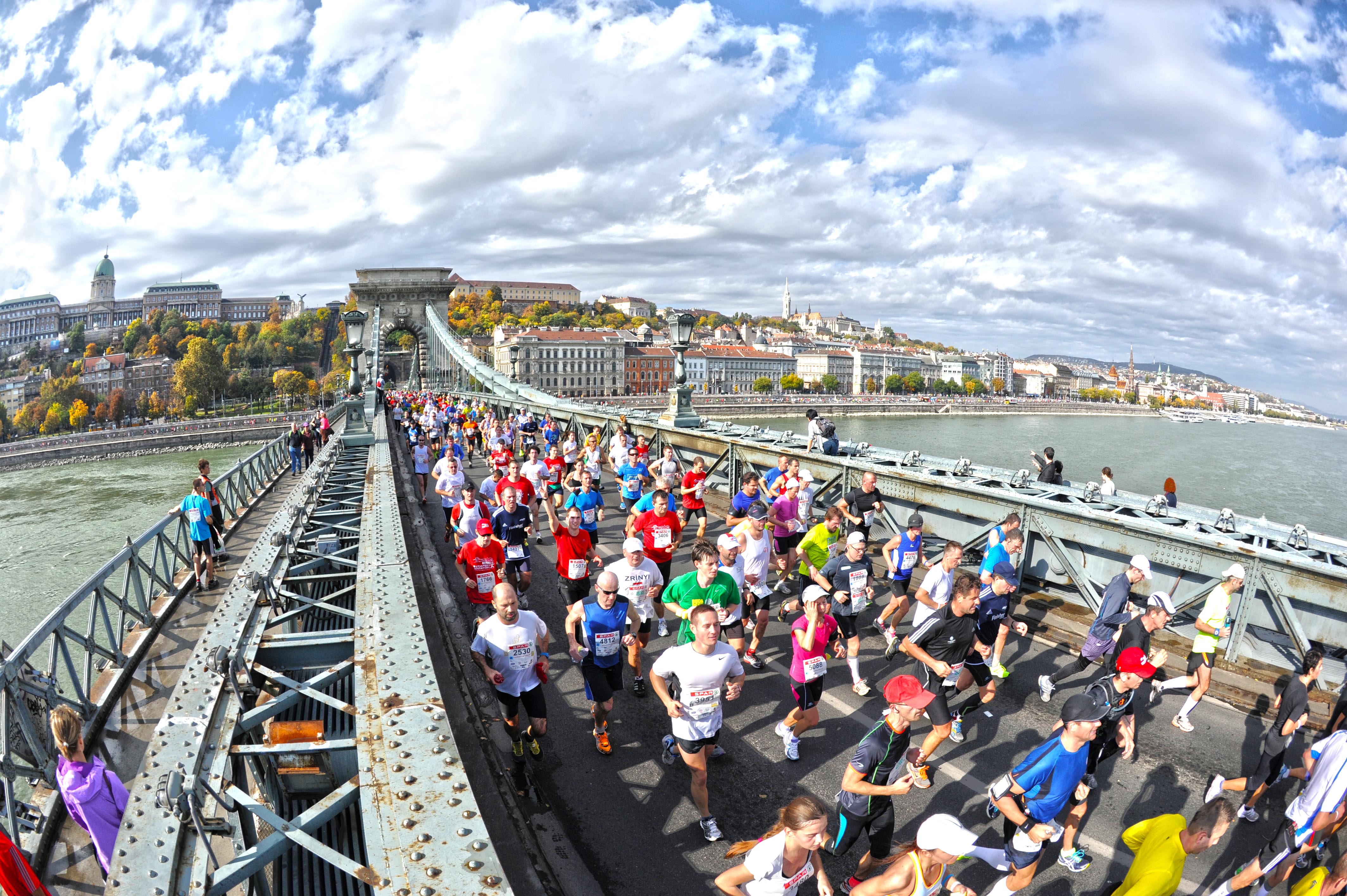 28th-spar-budapest-marathon-chain-bridge.jpg