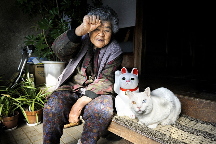 grandmother-and-cat-miyoko-ihara-fukumaru-13.jpg