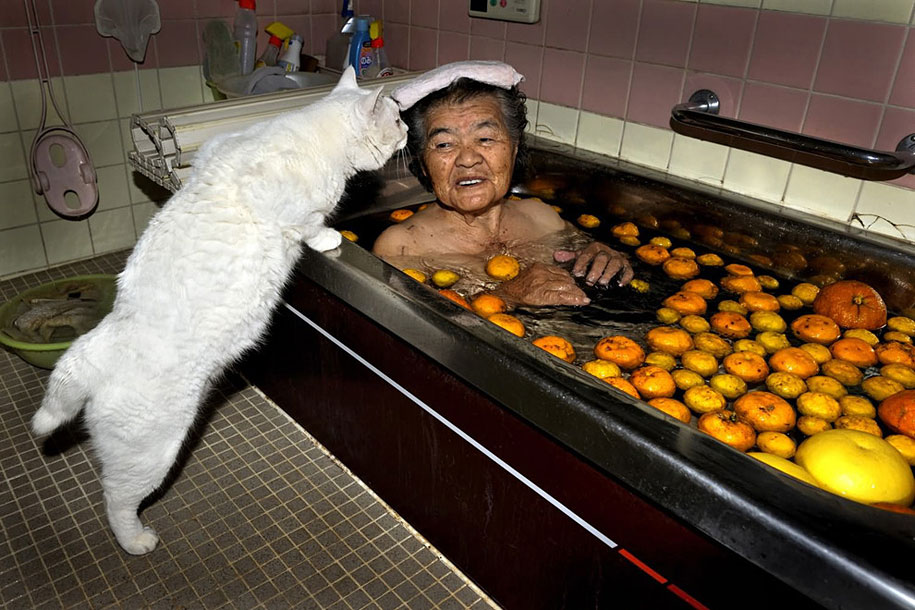 grandmother-and-cat-miyoko-ihara-fukumaru-4.jpg