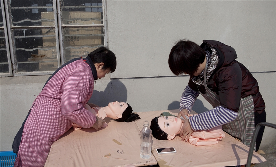 Szexbábúkat készítenek Ningbo-ban (Kínában). A Jiamei vállalat évente több mint 50.000 bábút értékesít Japánban és Koreában, darabját 12 fontért.