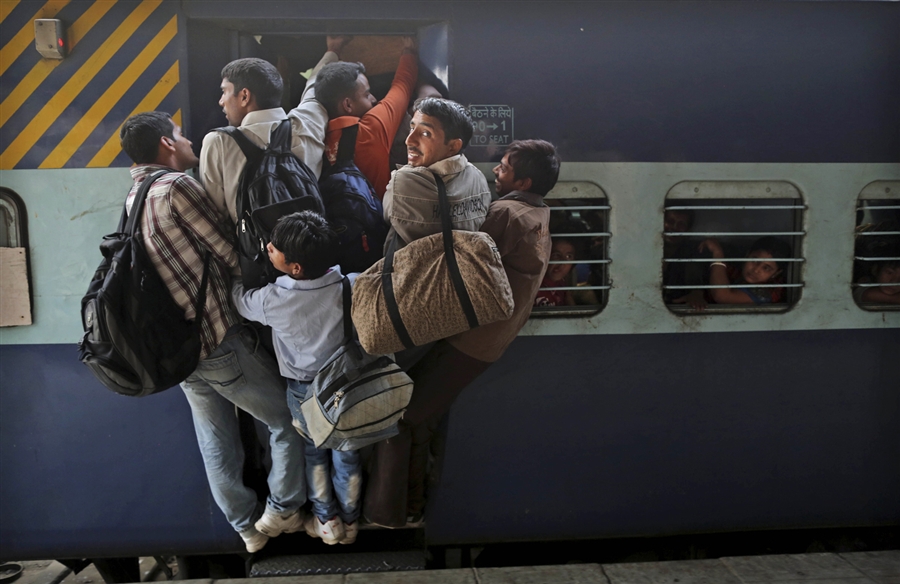 pb-121116-crowded-trains-india-kb-1030a-03.photoblog900.jpg