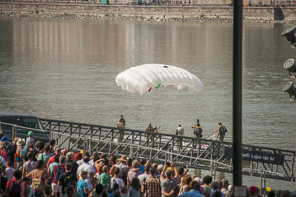 Augusztus 20 - Légi díszelgés Budapest felett ...