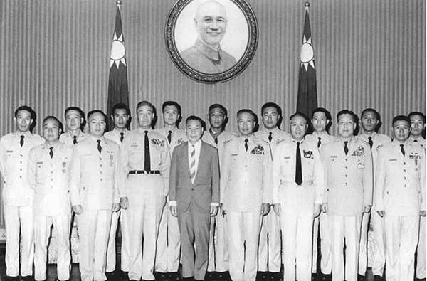 kituntetesi_ceremonia_1969-ben_kozepen_a_tajvani_vedelmi_miniszter.jpg