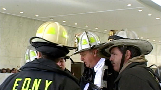 A 2-es torony földszíntjén készült a fotó, amelyen a parancsnokok láthatóak. Jobb oldalon a bajszos úriember Orio Palmer, aki eljutott a 78. emeletre.