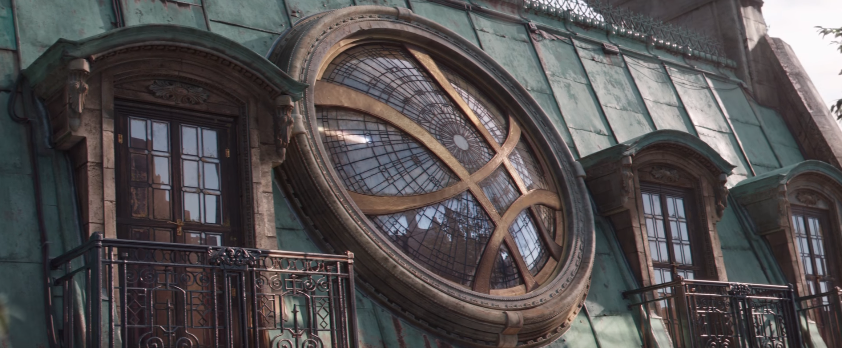 A legelső képkockán a Sanctum Sanctorum vagyis Doctor Strange New York-i szentélyét láthatjuk. Az ablakban pedig látható az égből aláhulló baljós szerkezet, mely mozgásba lendíti hőseinket.