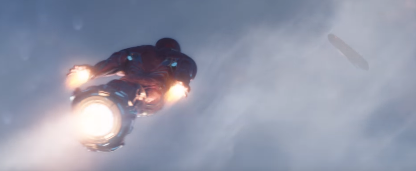 Íme Iron Man új ‘Bleeding Edge‘ páncélja, mely véleményem szerint a legkirályabb páncél, amivel Tony Stark rendelkezik. Ez a páncél képes Tony bőre alól viselője köré ‘építkeződni‘ köszönhetően az Iron Man 3-ból ismert Extremis injekciónak. Tony itt épp rálép a gázra, hiszen a távolban Peter Parker kapaszkodik az életért a távolodó űrhajón. Valószínűleg itt fogja Peter megkapni az Iron Spider páncélját Tonytól, melyet már láthattunk a Hazatérésben.