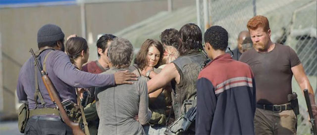 the-walking-dead-cast-group-hug-facebook.jpg