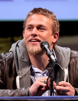 798px-Charlie_Hunnam_by_Gage_Skidmore_2.jpeg