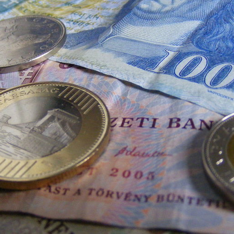 Többet gyengült a forint, mint a zloty vagy a cseh korona