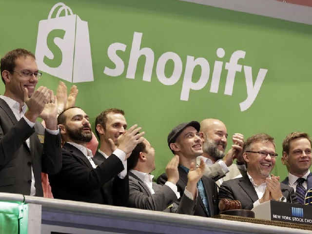 Gyerekként sokat videójátékozott, e-kereskedelmi titánt épített