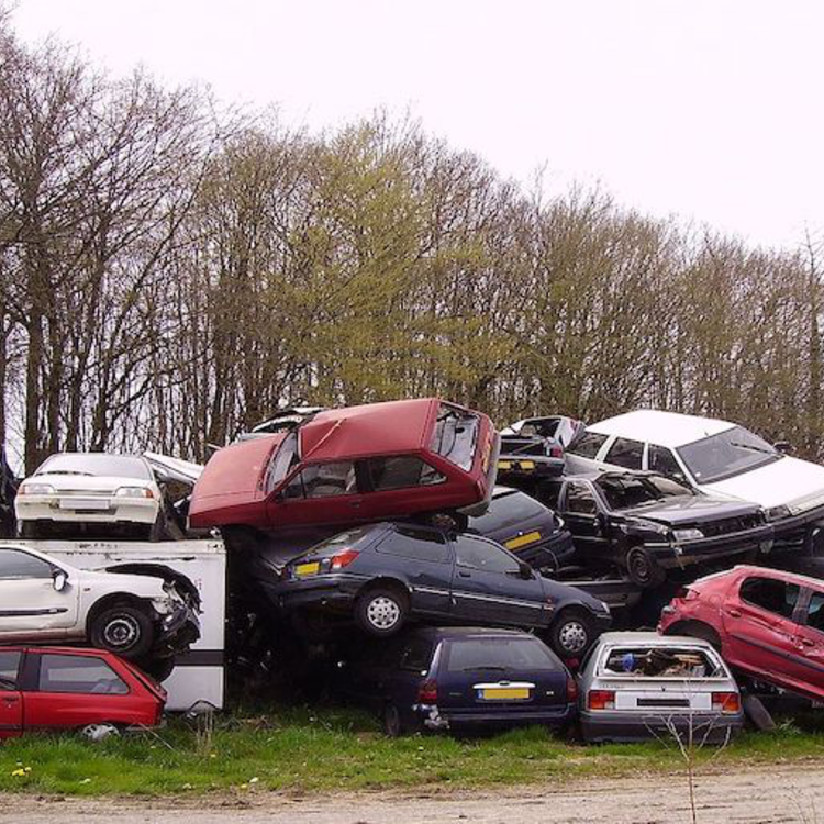 Pörög a gazdaság, nőnek a jövedelmek, de az autópark öregszik