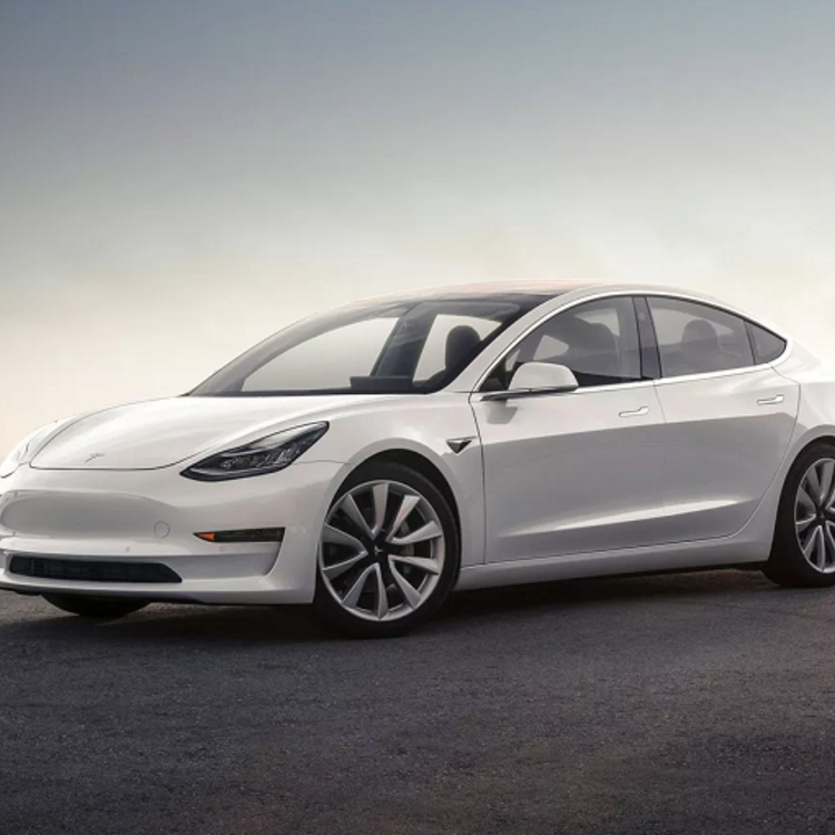 A Tesla Model 3 lehet az elektromos autózás Toyota Corollája