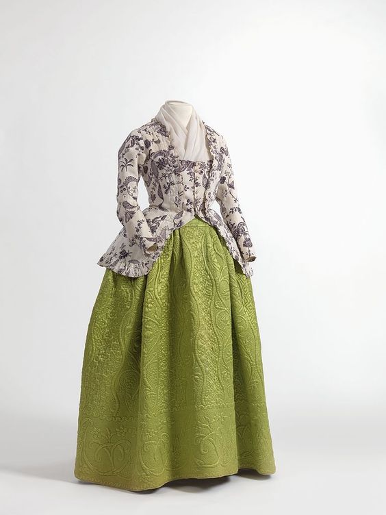 caraco_jacket_in_printed_cotton_england_1770-1790_skirt_in_quilted_silk_satin_1750-1790_jacoba_de_jonge_collection_in_momu_fashion_museum_province_of_antwerp.jpg