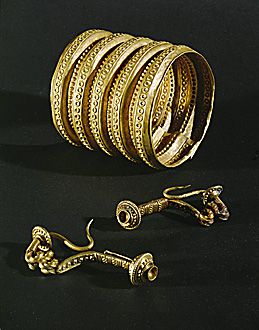 hallstatt_culture_jewelry_6th_bce_gold_bracelets_and_clasps_from_the_tomb_of_a_prince_near_ludwigsburg_germany.jpg